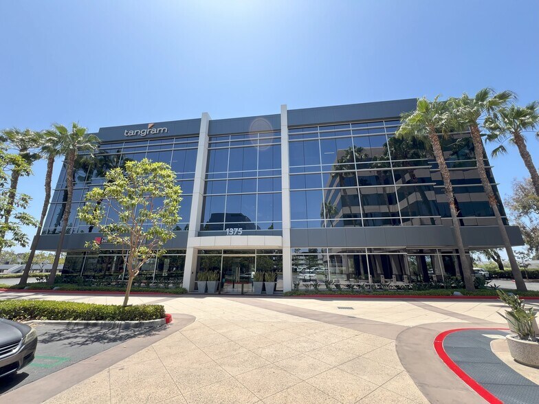 1375 Dove St, Newport Beach, CA à louer - Photo du bâtiment - Image 2 de 14