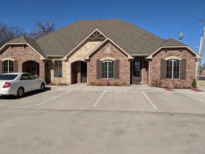 9901 N May Ave, The Village, OK à louer - Photo principale - Image 1 de 5