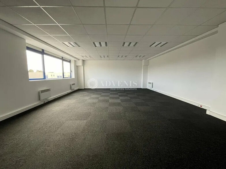 Flex in Moissy-Cramayel for lease - Interior Photo - Image 2 of 9