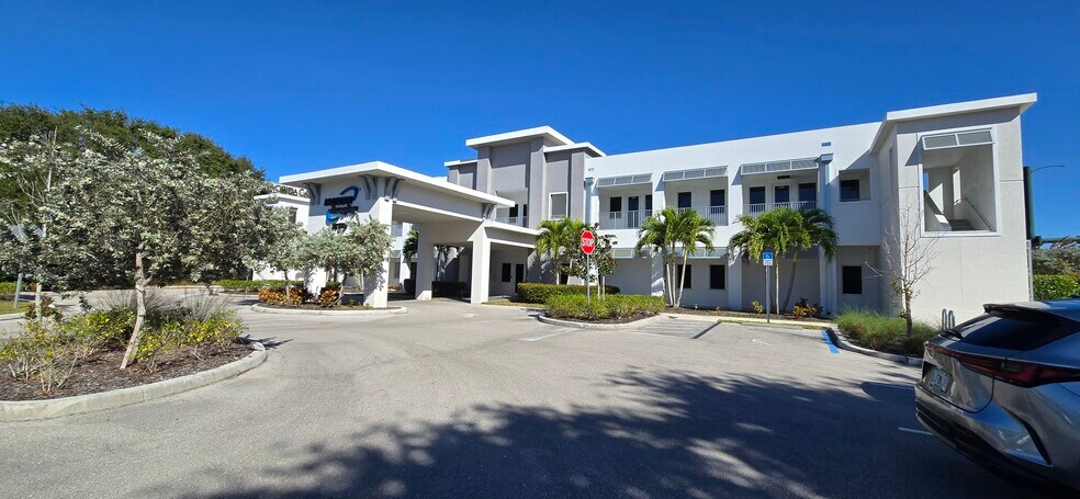 8340 Sierra Meadows Blvd, Naples, FL à louer - Photo du bâtiment - Image 2 de 20