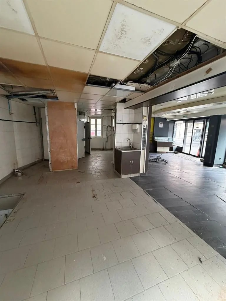 Retail in Paris for lease Interior Photo- Image 1 of 5