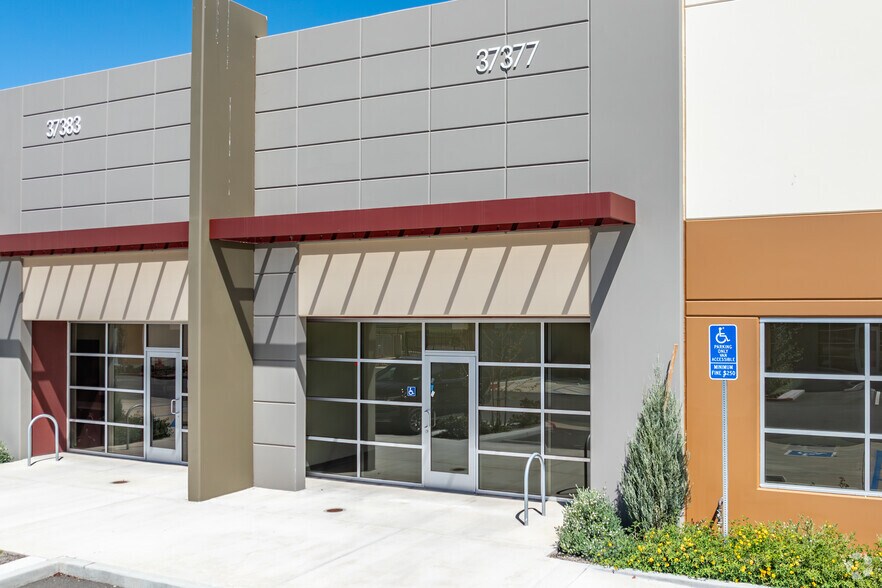 37371 Industry Way, Murrieta, CA à louer - Photo du bâtiment - Image 3 de 14