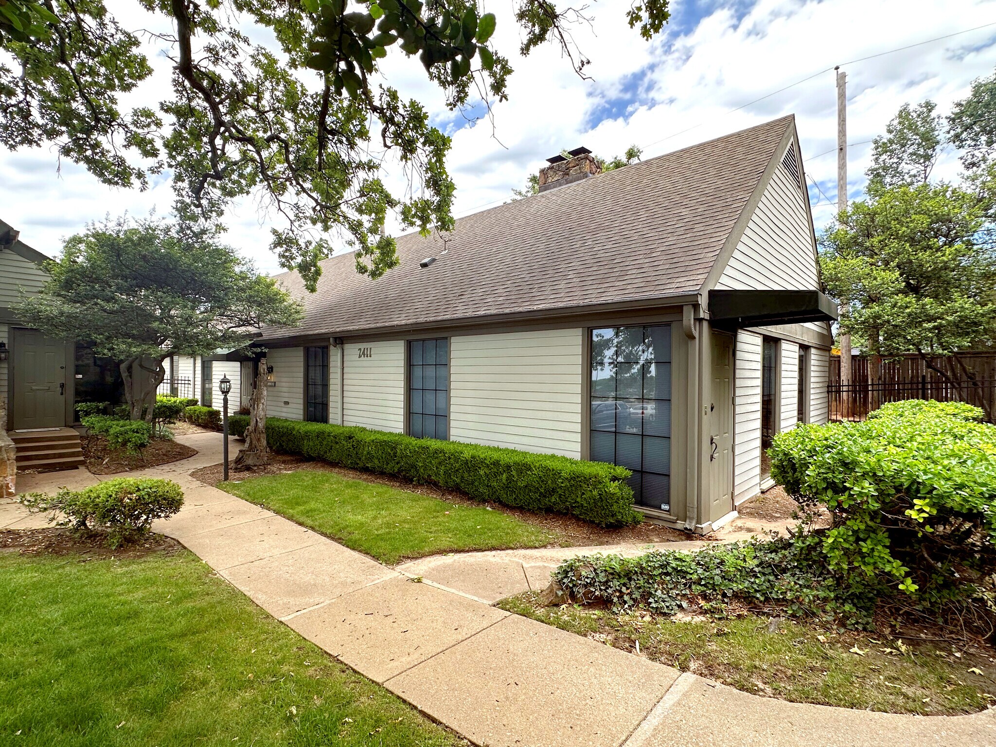2411 E Skelly Dr, Tulsa, OK à vendre Photo du bâtiment- Image 1 de 24
