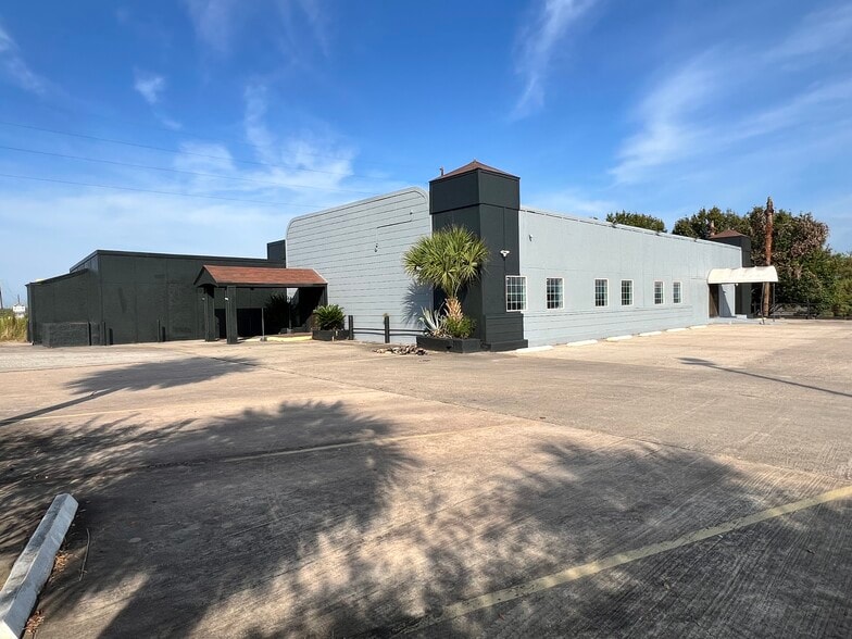 10630 Commerce Row, Montgomery, TX for lease - Building Photo - Image 1 of 24