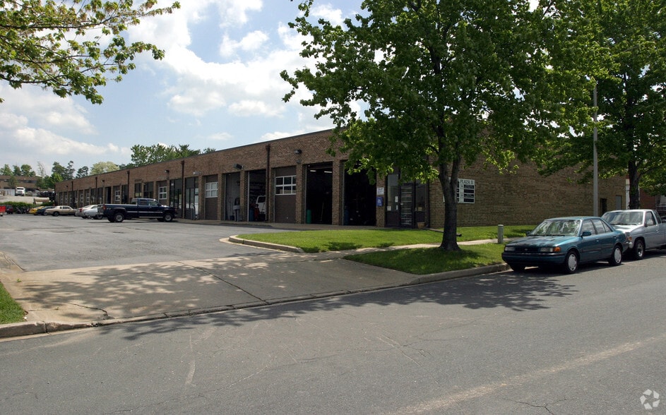 7901-7953 Queenair Dr, Gaithersburg, MD for lease - Building Photo - Image 2 of 15