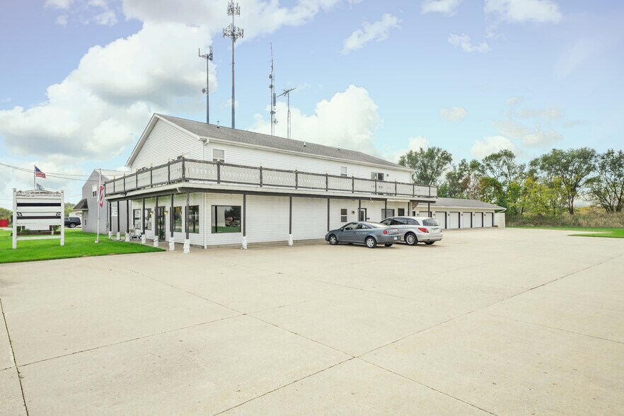645 E Lasalle St, Somonauk, IL à louer - Photo du bâtiment - Image 3 de 53