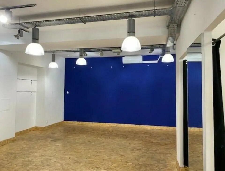 Retail in Marseille for lease Interior Photo- Image 1 of 4