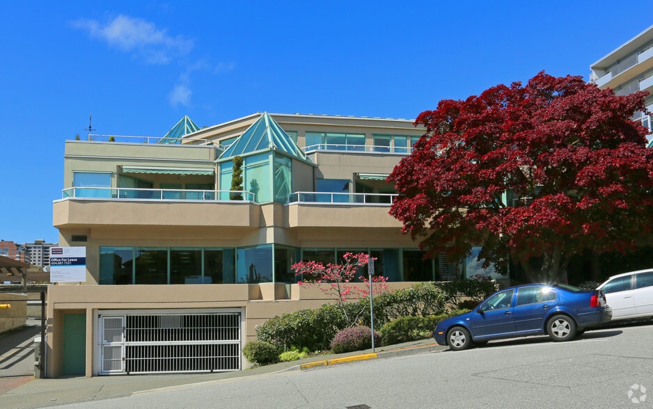 565 17th St W, West Vancouver, BC for lease - Building Photo - Image 1 of 5