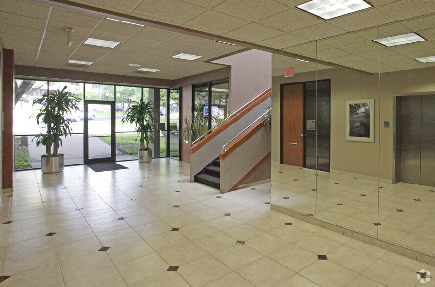 7719 Wood Hollow Dr, Austin, TX à louer - Hall d’entrée - Image 2 de 17