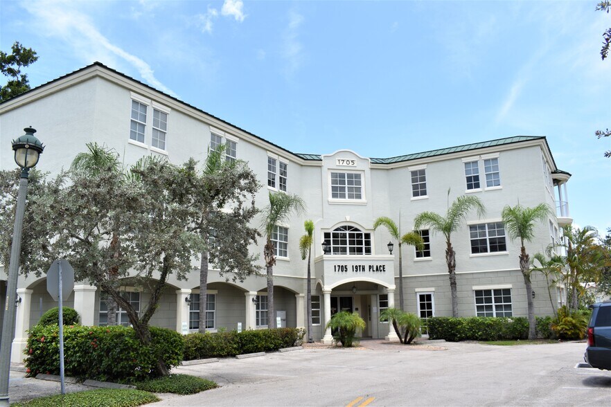 1705 19th Pl, Vero Beach, FL à louer - Photo du bâtiment - Image 1 de 7