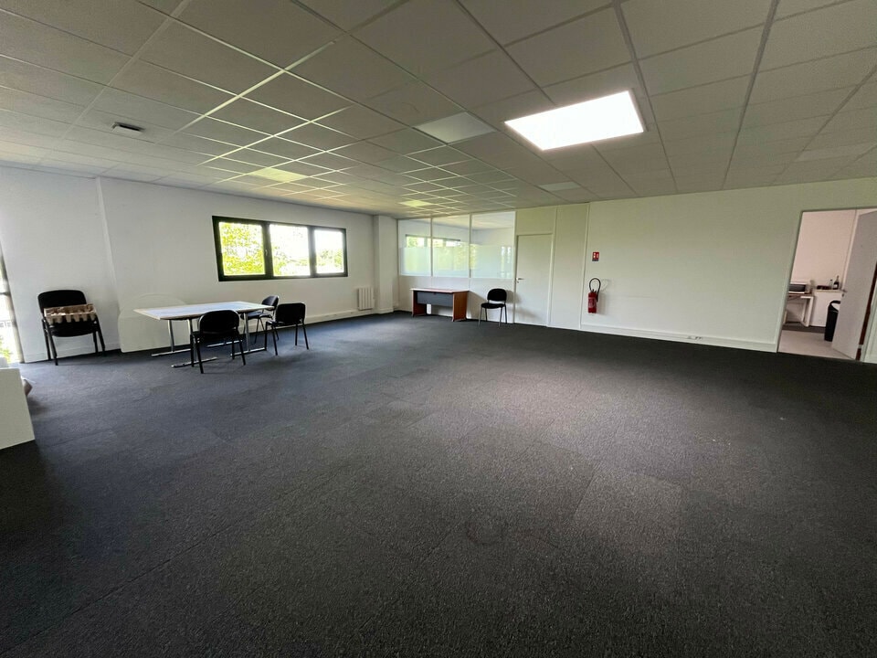 Office in Bussy-Saint-Martin for lease Interior Photo- Image 1 of 6
