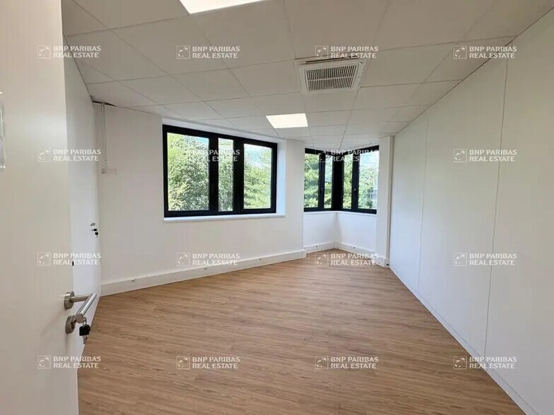12 Rue Du Fort De Saint-Cyr, Montigny-le-Bretonneux for lease - Interior Photo - Image 3 of 11
