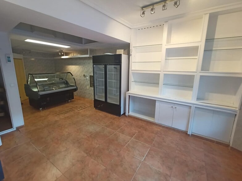 Retail in Cáceres for lease - Building Photo - Image 2 of 7