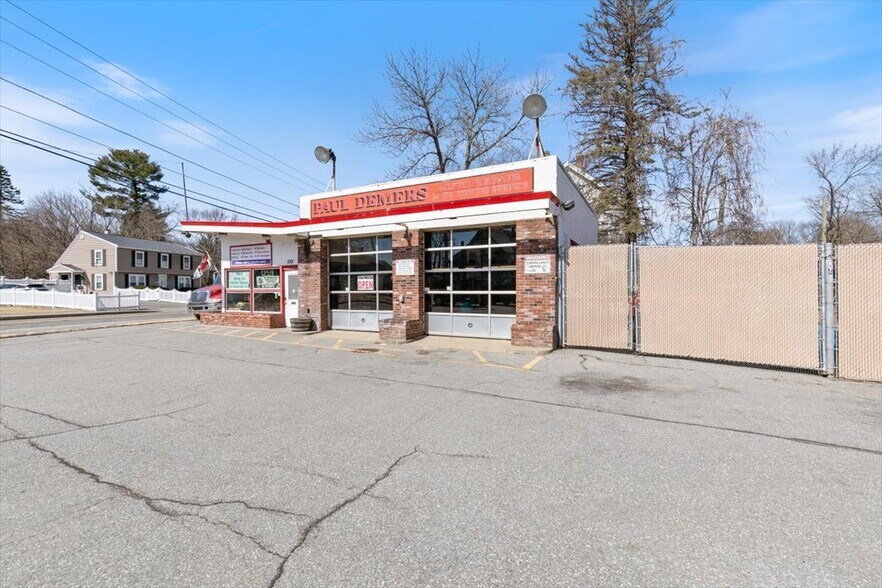 1015 Lakeview Ave, Dracut, MA à vendre - Photo du bâtiment - Image 3 de 11