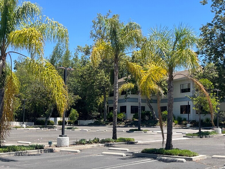 101 Hodencamp Rd, Thousand Oaks, CA à louer - Photo du bâtiment - Image 2 de 6