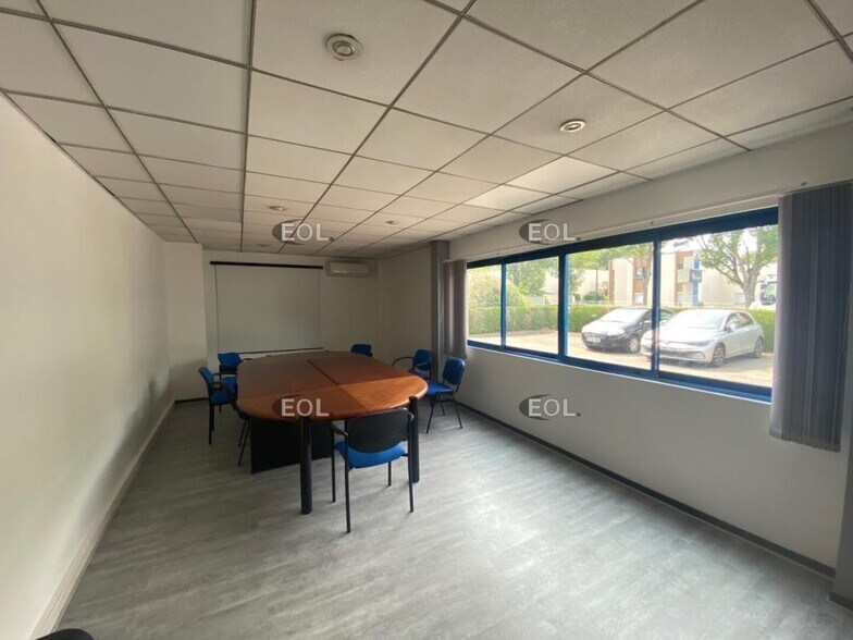 Flex dans Saint-Pierre-du-Perray à louer - Photo du bâtiment - Image 2 de 24