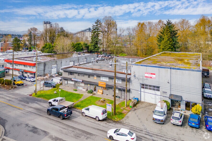 301-323 Lynn Av, North Vancouver, BC à louer - Photo du bâtiment - Image 2 de 3