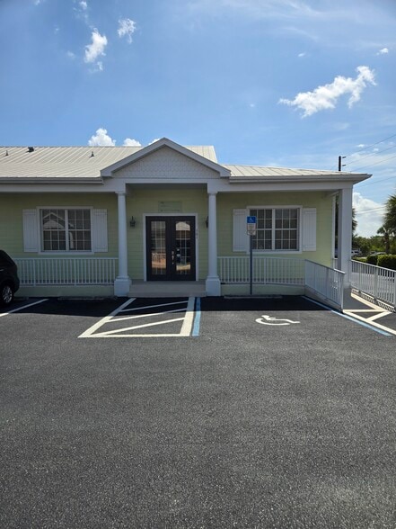 5471 Lee St, Lehigh Acres, FL à louer - Photo du bâtiment - Image 2 de 7