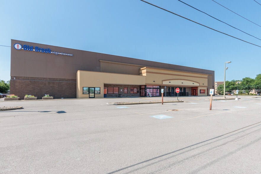 8555-8735 Day Dr, Parma, OH à vendre - Photo du bâtiment - Image 2 de 50