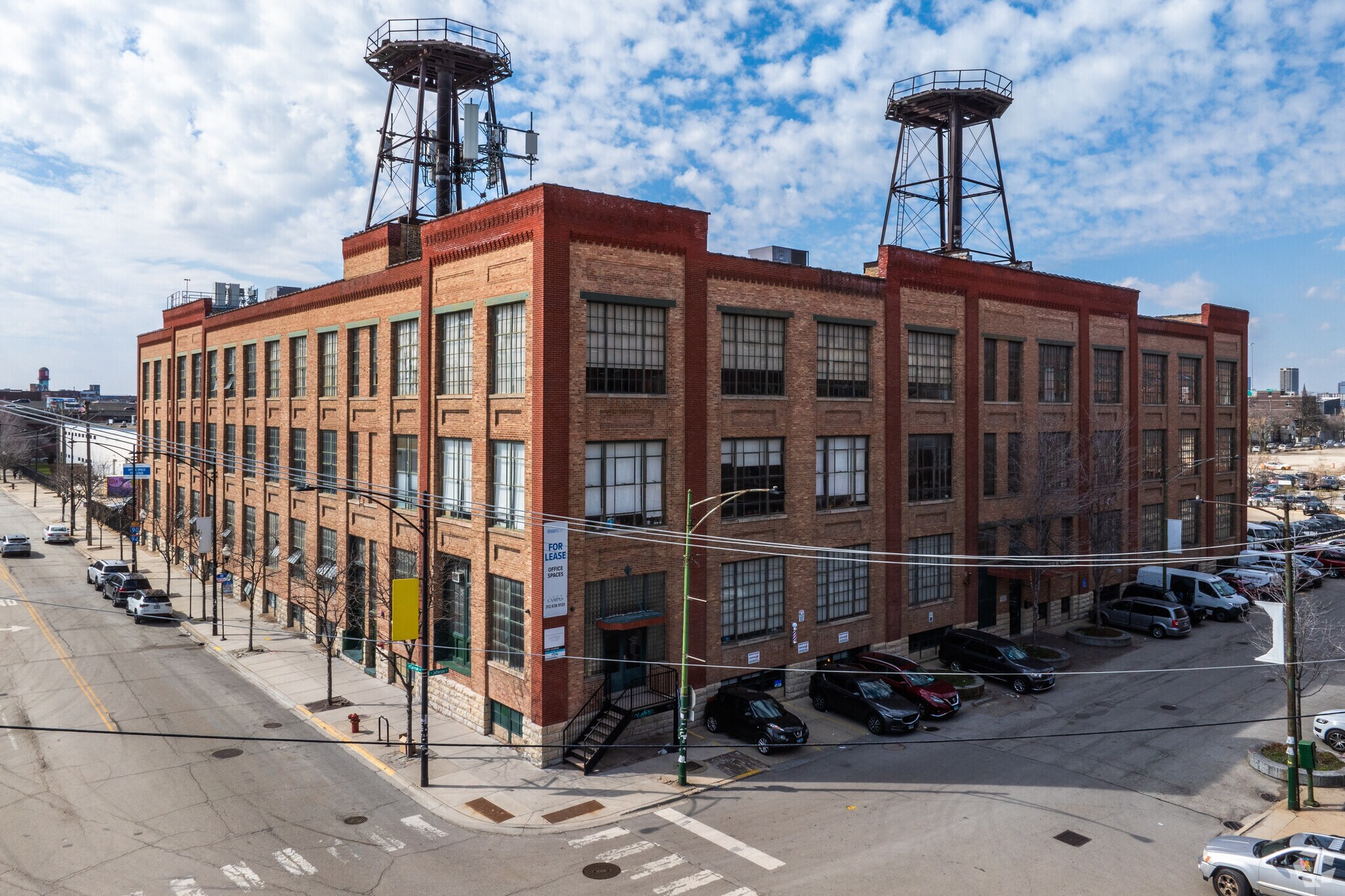 600 W Cermak Rd, Chicago, IL à louer Photo principale- Image 1 de 10