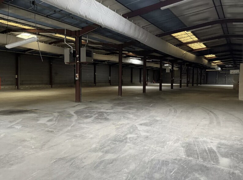 Flex in Bron for lease - Interior Photo - Image 2 of 5