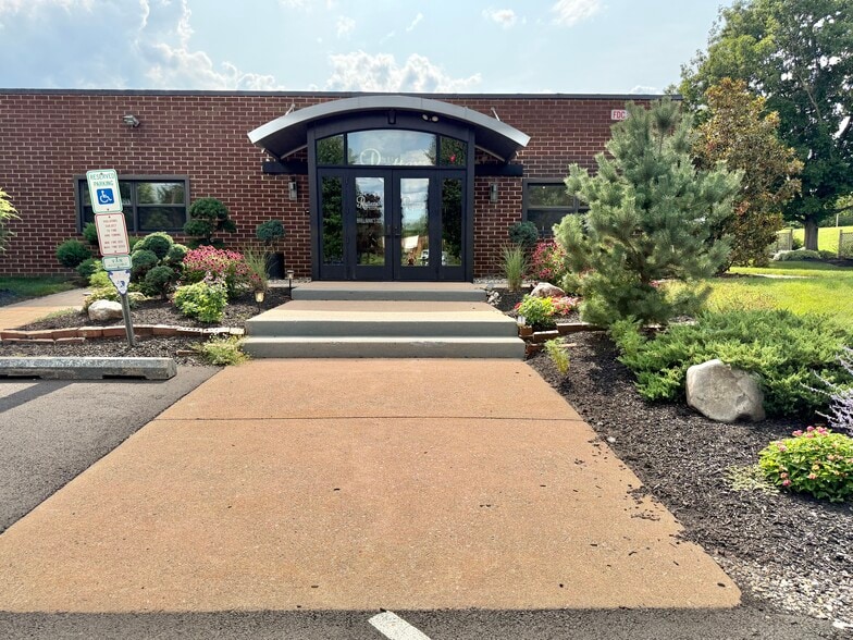 101 Friends Ln, Newtown, PA for lease - Building Photo - Image 2 of 18