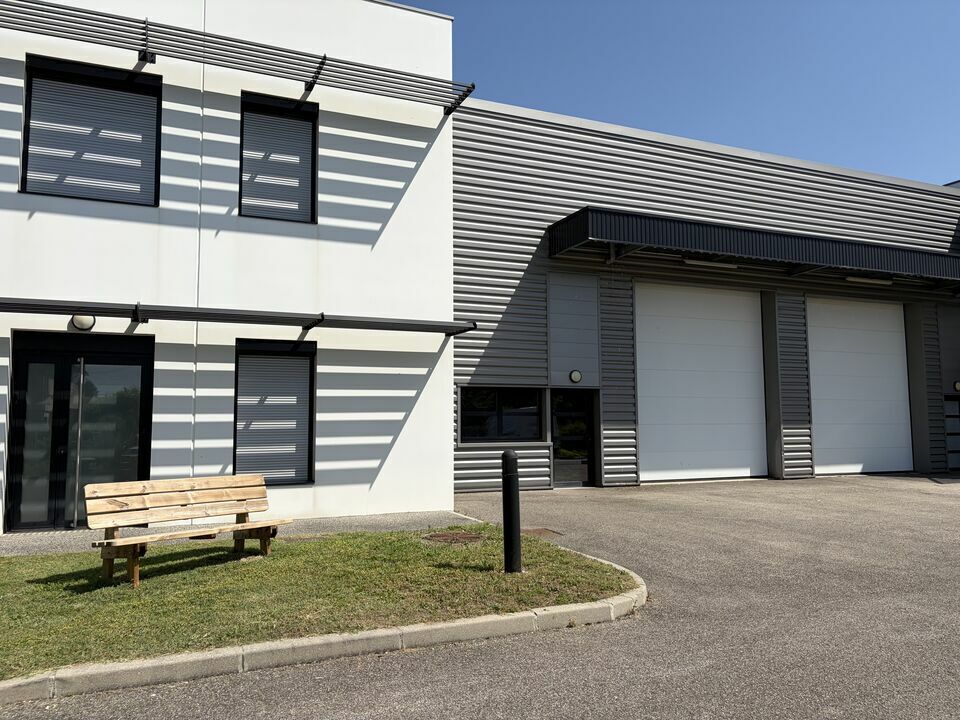 Flex in Décines-Charpieu for lease Building Photo- Image 1 of 7