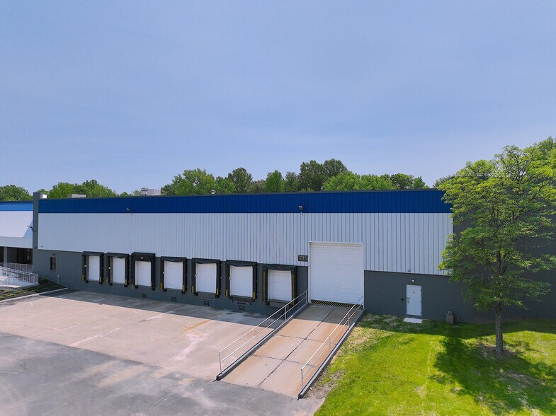 2151 Cabot Blvd W, Langhorne, PA à louer - Photo du bâtiment - Image 2 de 10