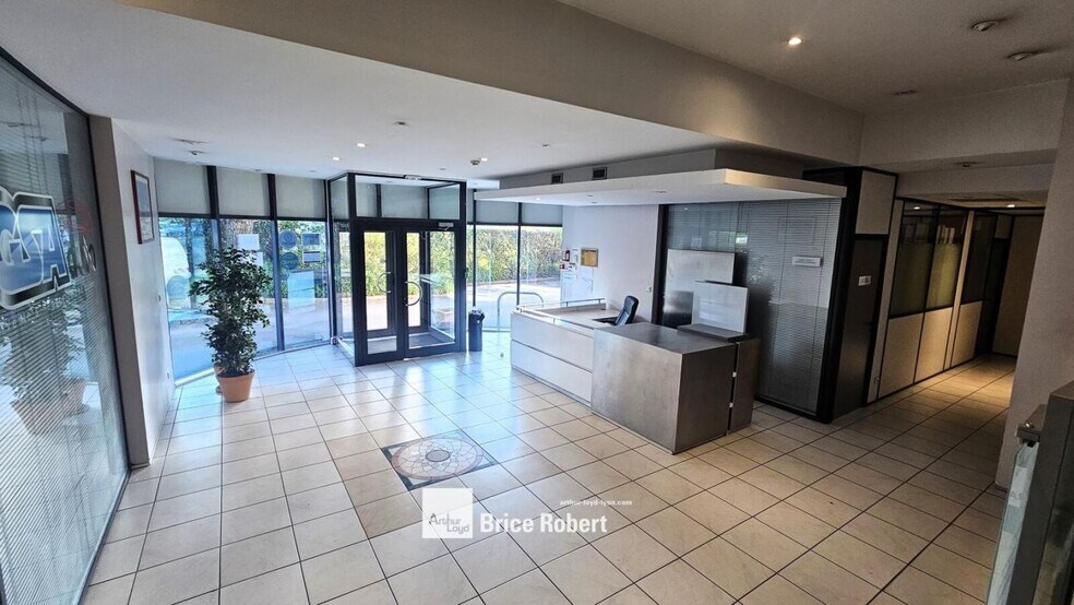 Office in Vaulx-en-Velin for lease - Lobby - Image 2 of 6