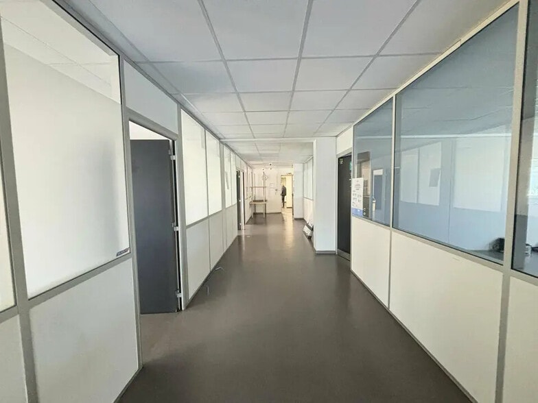 Flex in Marseille for lease - Building Photo - Image 2 of 23