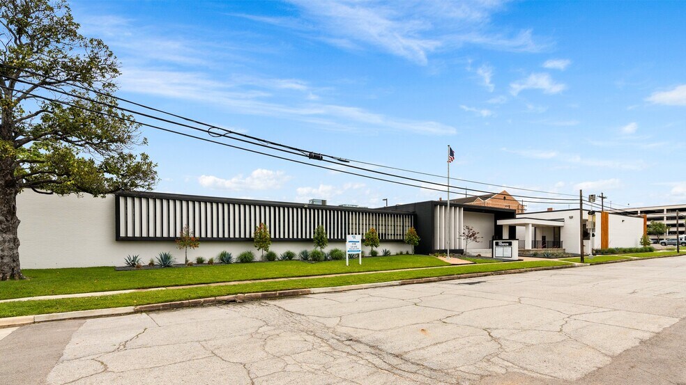 702 N Thompson St, Conroe, TX à louer - Photo du bâtiment - Image 3 de 26