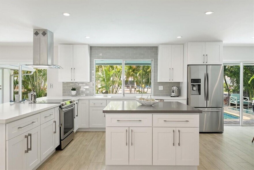 5821 NE 14th Way, Fort Lauderdale, FL à vendre - Photo du bâtiment - Image 3 de 19