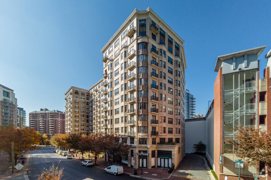 7710 Woodmont Ave, Bethesda, MD à louer - Photo du bâtiment - Image 3 de 4