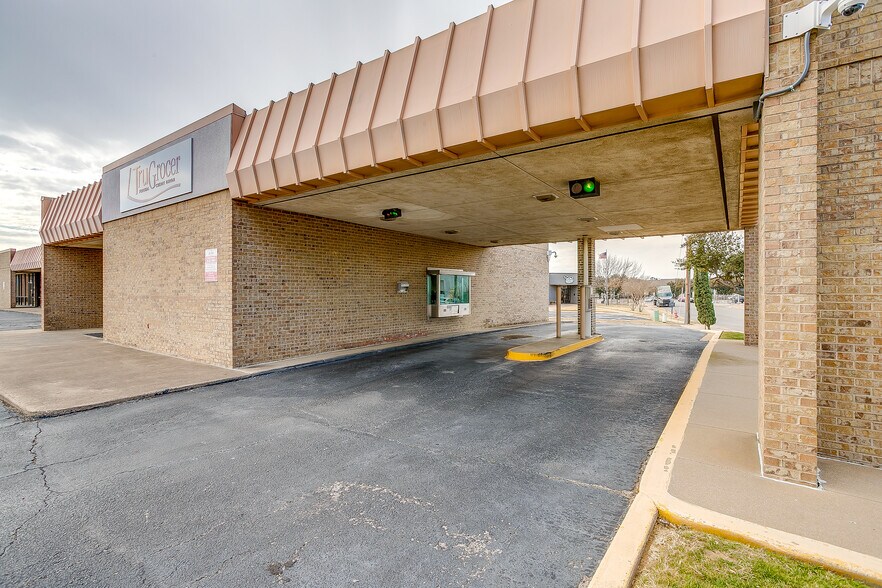 1327 Brown Trl, Bedford, TX à vendre - Photo du bâtiment - Image 2 de 7