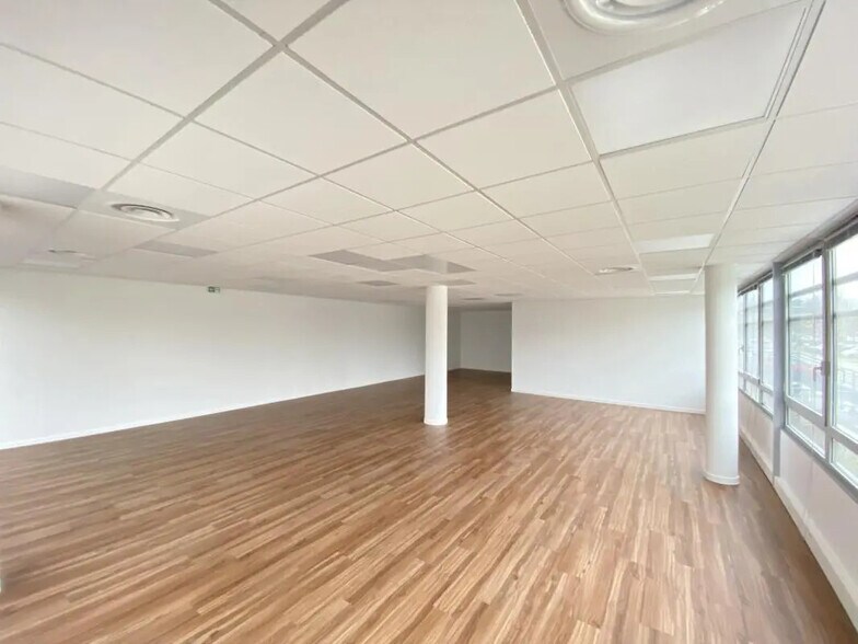 Office in Saint-Priest for lease - Interior Photo - Image 3 of 15