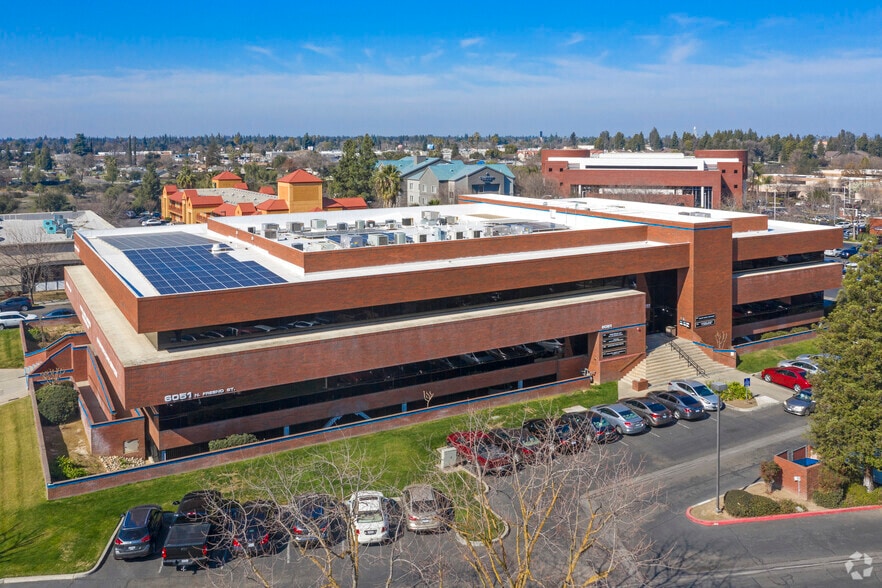 6051 N Fresno St, Fresno, CA for lease - Building Photo - Image 3 of 13
