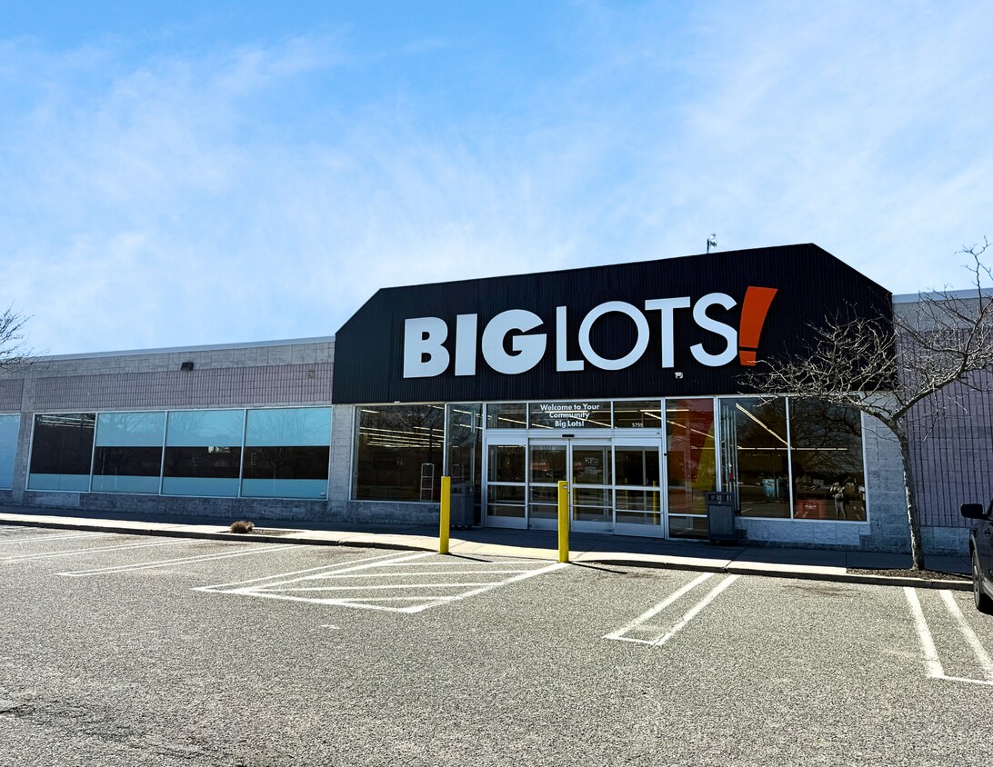 5755 Sunrise Hwy, Holbrook, NY à louer Photo principale- Image 1 de 5