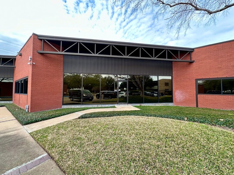 10595 Westoffice Dr, Houston, TX for lease - Building Photo - Image 1 of 27