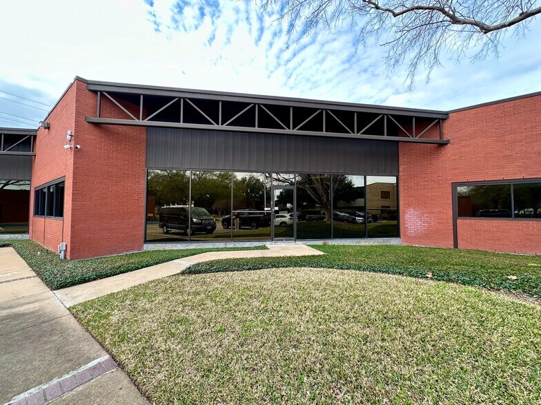10595 Westoffice Dr, Houston, TX à louer - Photo du bâtiment - Image 1 de 26