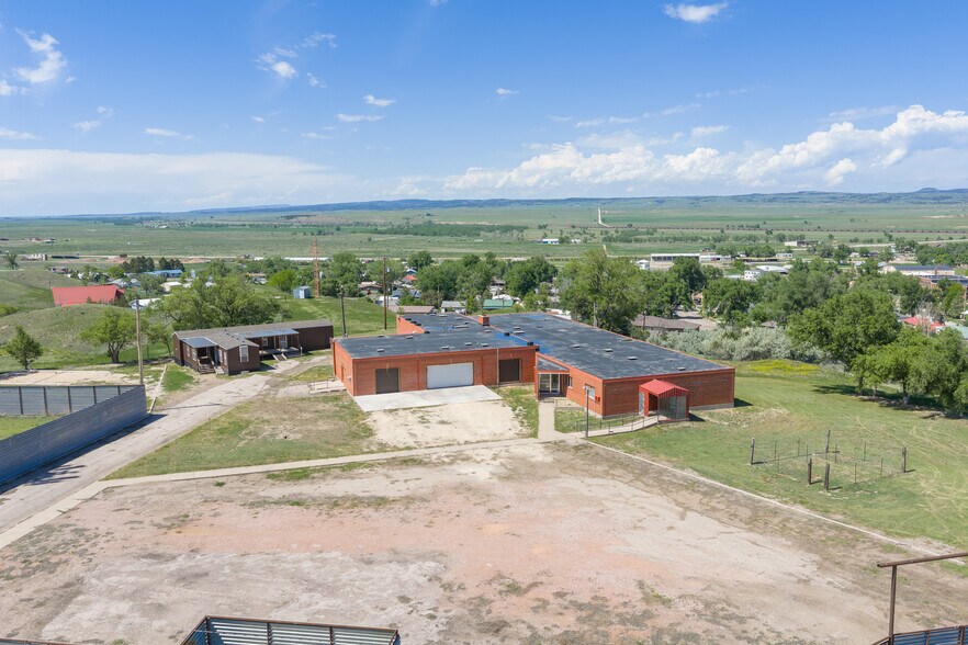 908 H St, Edgemont, SD à vendre - Photo du bâtiment - Image 3 de 49