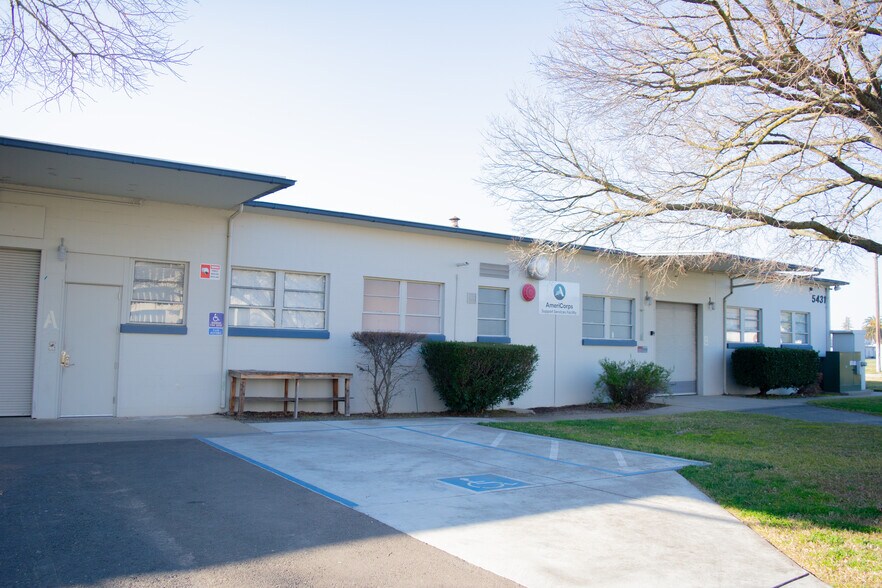 5431 Arnold Ave, Mcclellan, CA à louer - Photo du bâtiment - Image 3 de 7