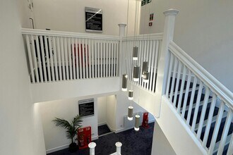 1 Portesbery Rd, Camberley à louer Photo intérieure- Image 2 de 3