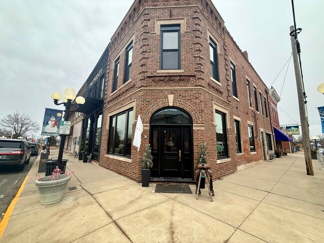 Plus de détails pour 122 E Center St, Le Roy, IL - Commerce de détail à louer