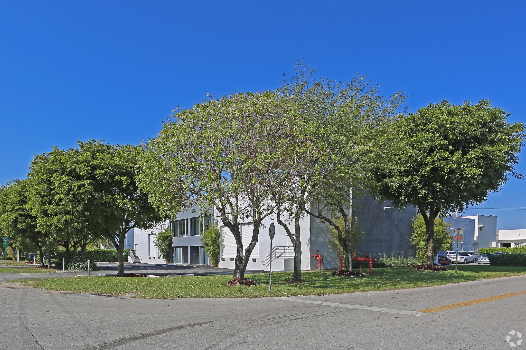 6392-6394 NW 84th Ave, Miami, FL for lease Primary Photo- Image 1 of 83