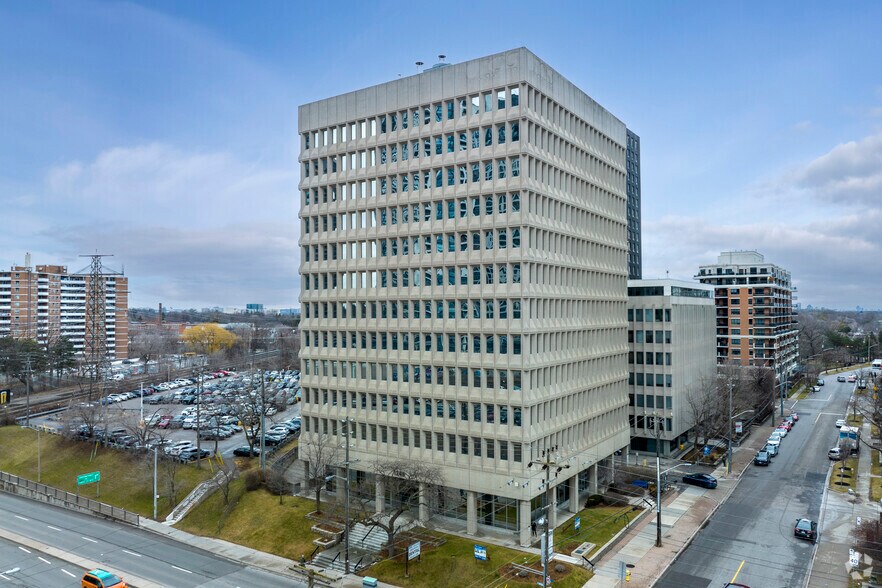 1243 Islington Ave, Toronto, ON à louer - Photo du bâtiment - Image 2 de 12