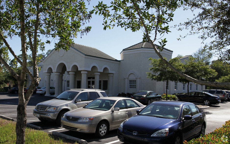 7981 Gladiolus Dr, Fort Myers, FL for sale - Primary Photo - Image 1 of 6