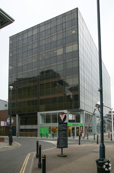 One Crown Sq, Woking for lease - Building Photo - Image 2 of 12