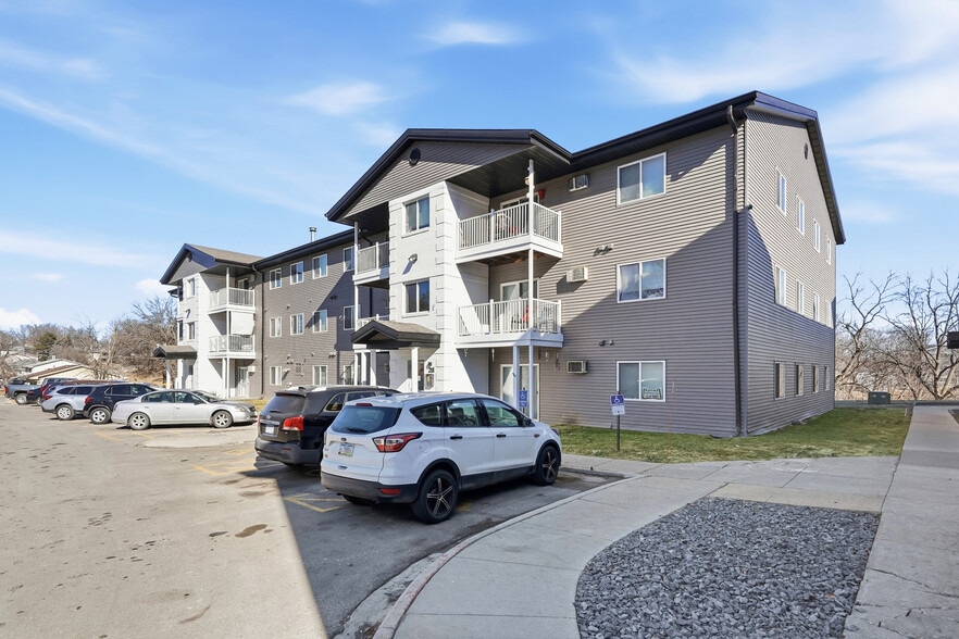 Ivy Portfolio portfolio of 2 properties for sale on LoopNet.ca - Building Photo - Image 2 of 16