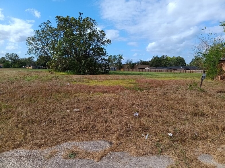1321 E Mulberry St, Angleton, TX for sale - Building Photo - Image 3 of 3