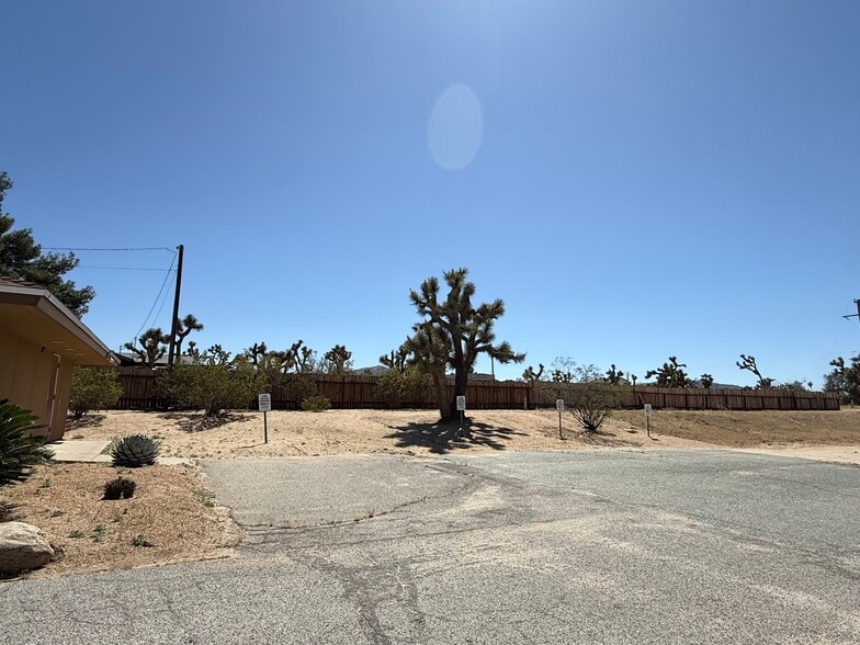 7328 Valley Vista Ave, Yucca Valley, CA à vendre - Photo du bâtiment - Image 3 de 7